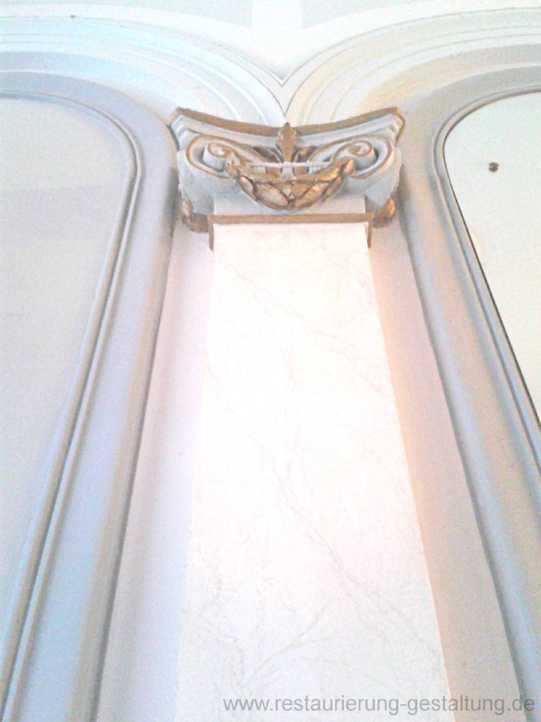 Vergoldetes Stuckkapitell vom Restaurator für exklusive Malerarbeiten incl. Marmorimitation auf Kalkspachtel im Gründerzeit - Treppenhaus bzw. Eingangsbereich in Berlin Schöneberg.